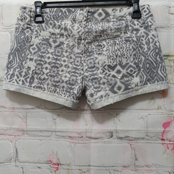 Mossimo Supply Co Jean Thin Stretch Spike stud shorts w/cuffed bottom size 5 - Picture 3 of 4